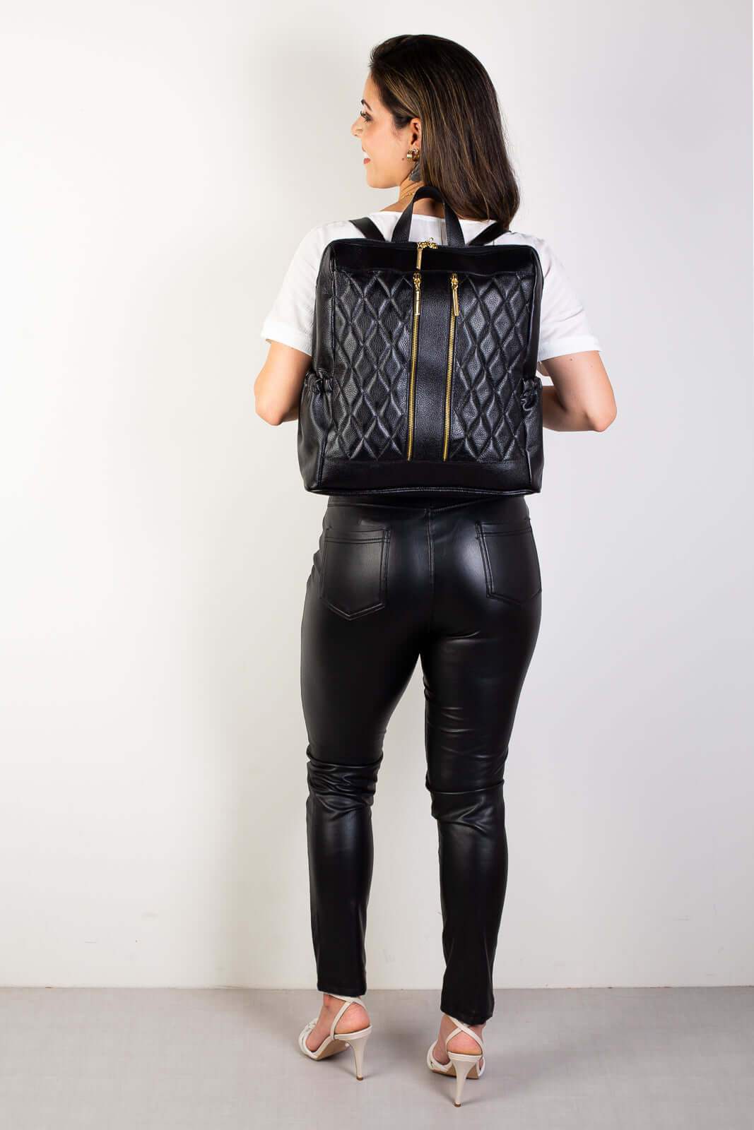 Mochila de couro liso matelassê Romana - Enluaze