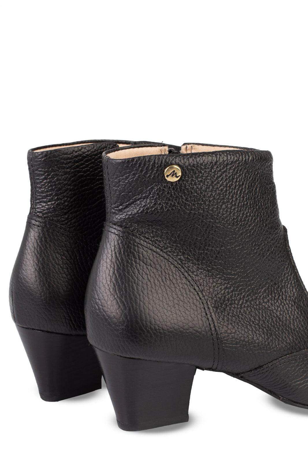 Bota cano curto com salto 7566 - Enluaze