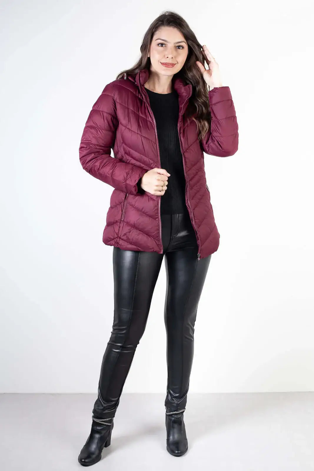 Jaqueta feminina de nylon alongada com capuz 80236 - Enluaze