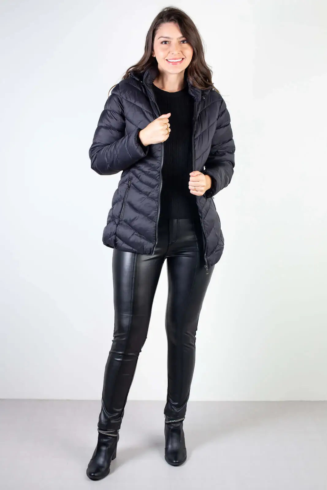 Jaqueta feminina de nylon alongada com capuz 80236 - Enluaze