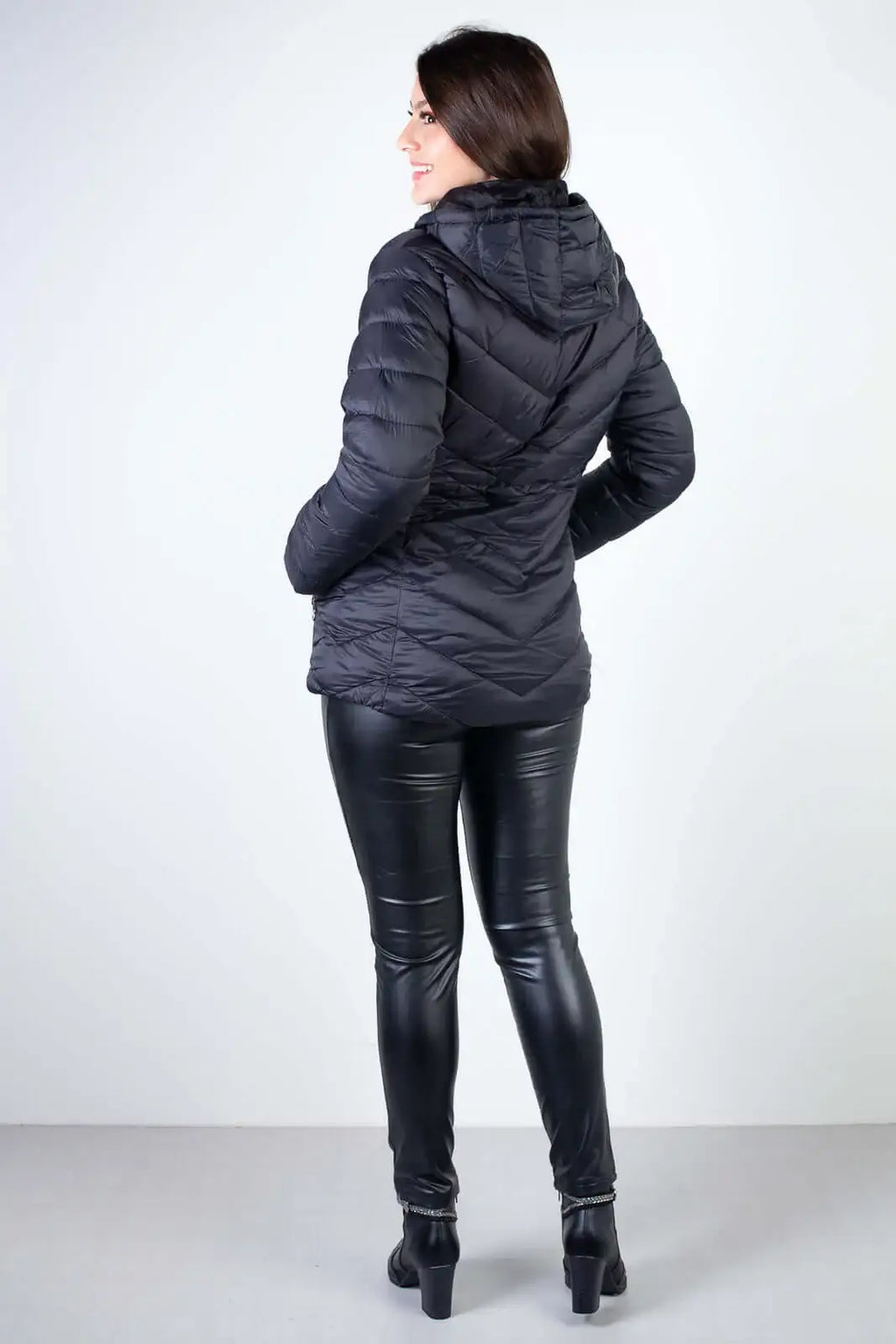 Jaqueta feminina de nylon alongada com capuz 80236 - Enluaze