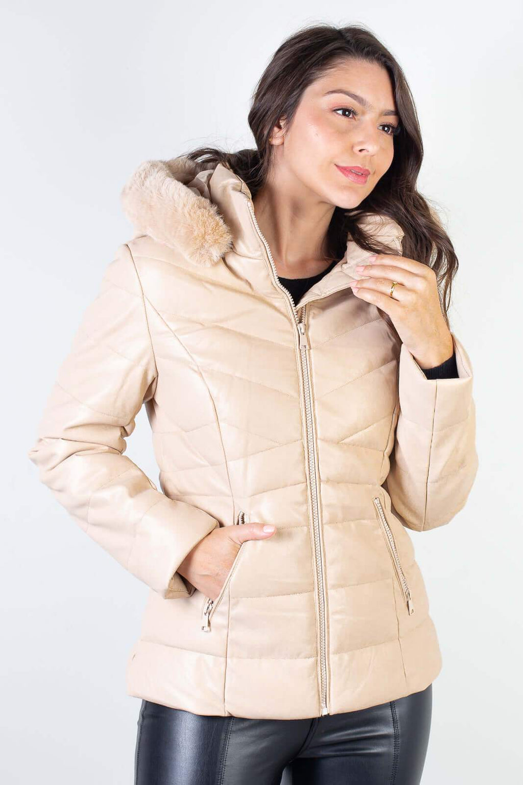 Jaqueta feminina de corino com capuz 80278 - Enluaze