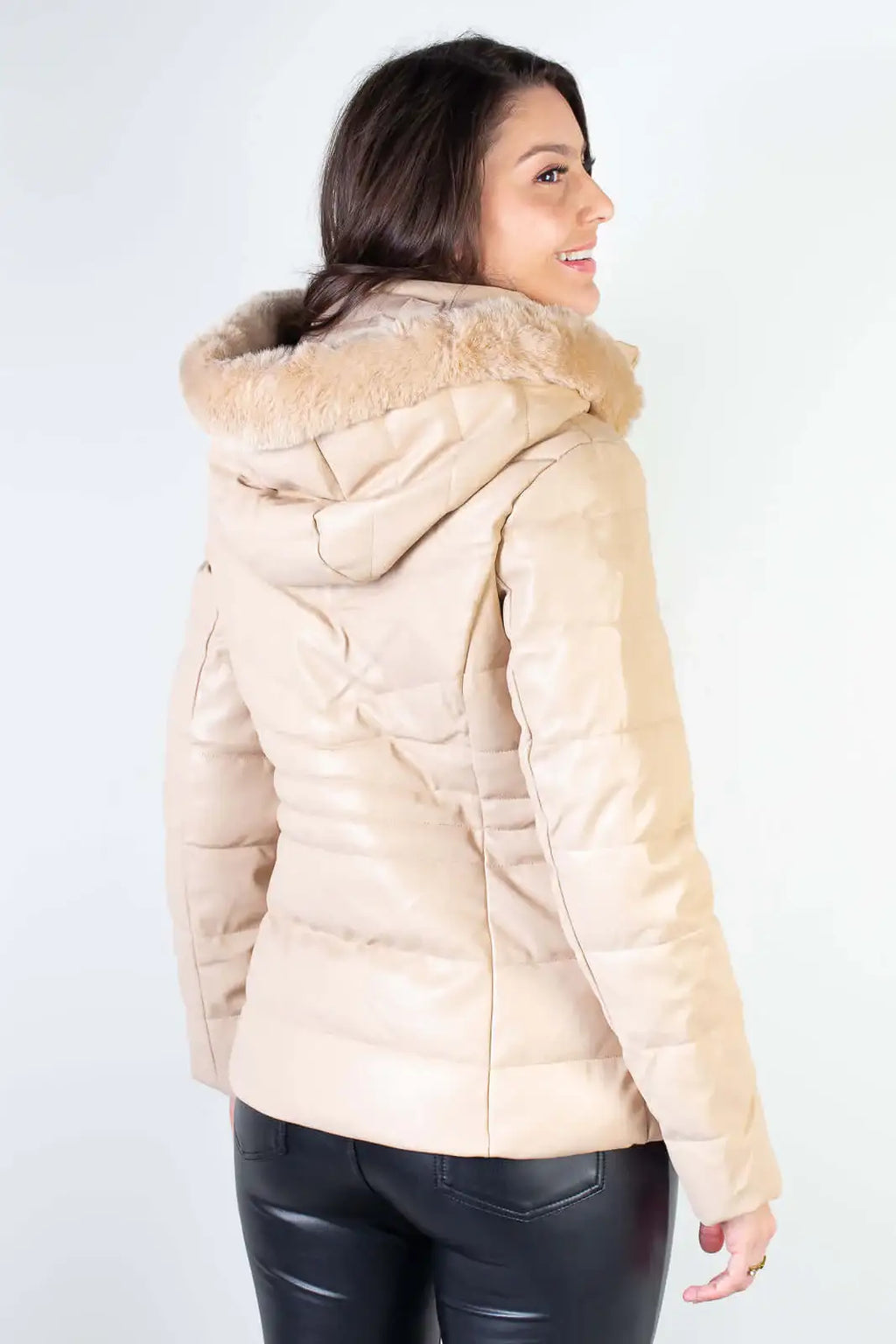 Jaqueta feminina de corino com capuz 80278 - Enluaze