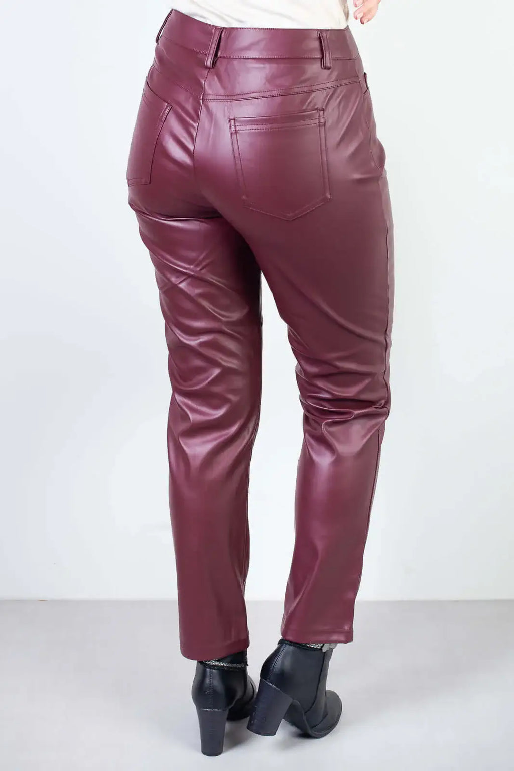 Calça feminina de corino sintético corte reto 80468 - Enluaze