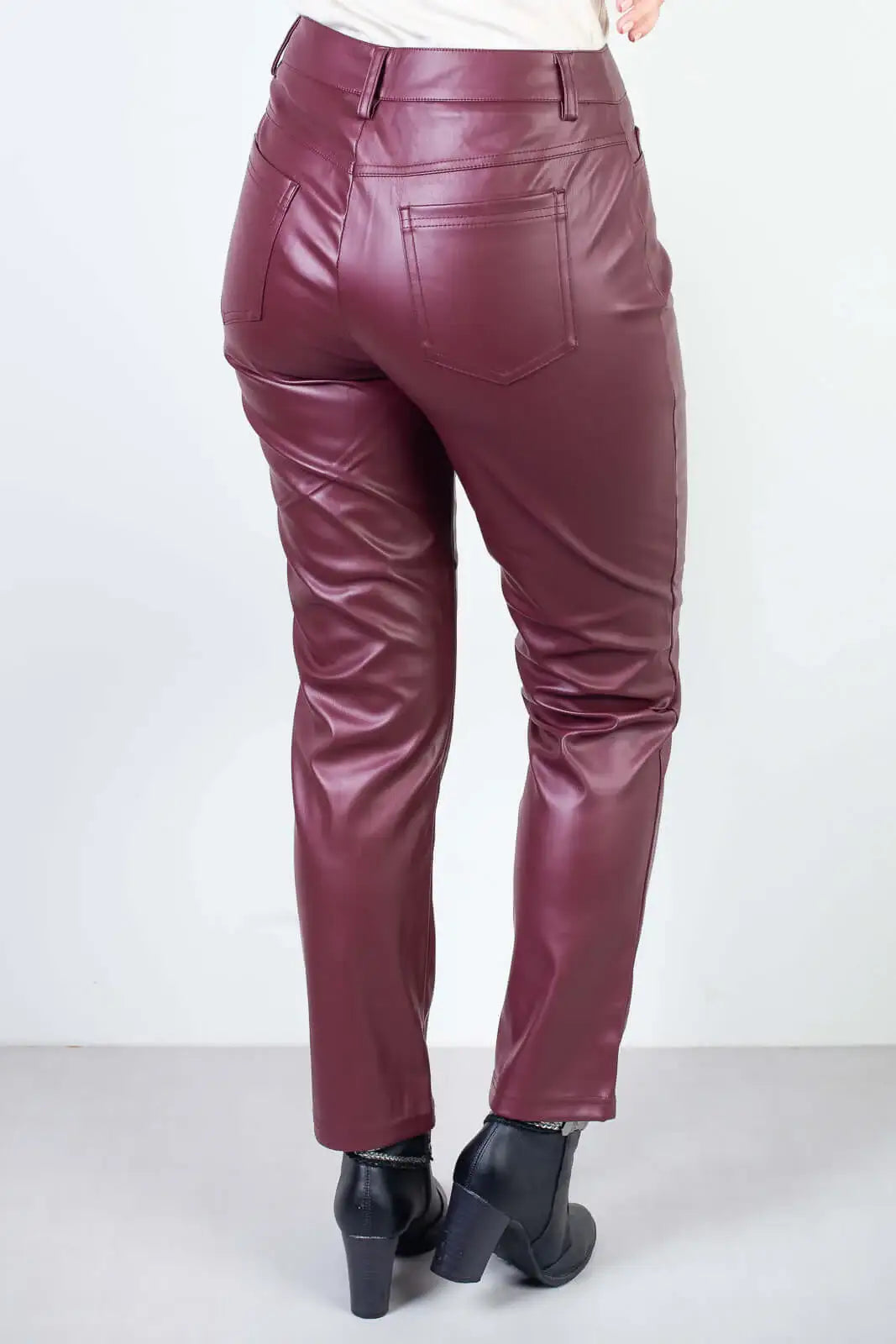 Calça feminina de corino sintético corte reto 80468 - Enluaze