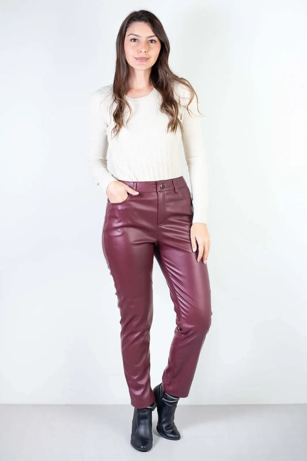 Calça feminina de corino sintético corte reto 80468 - Enluaze