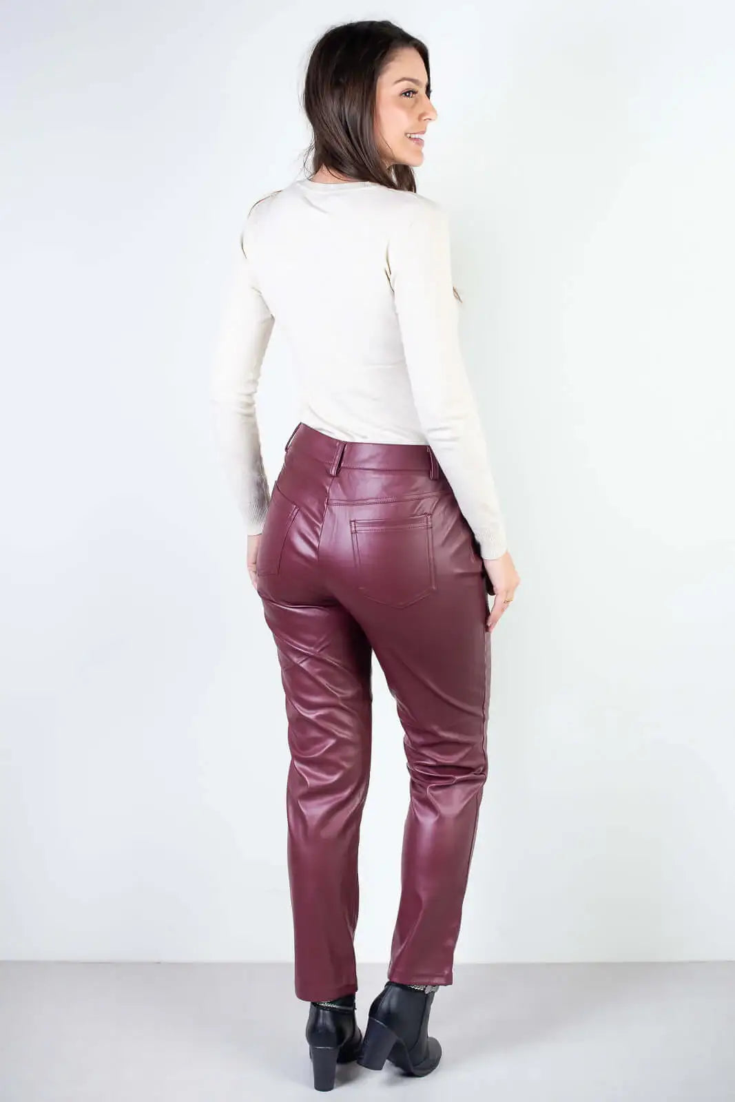 Calça feminina de corino sintético corte reto 80468 - Enluaze