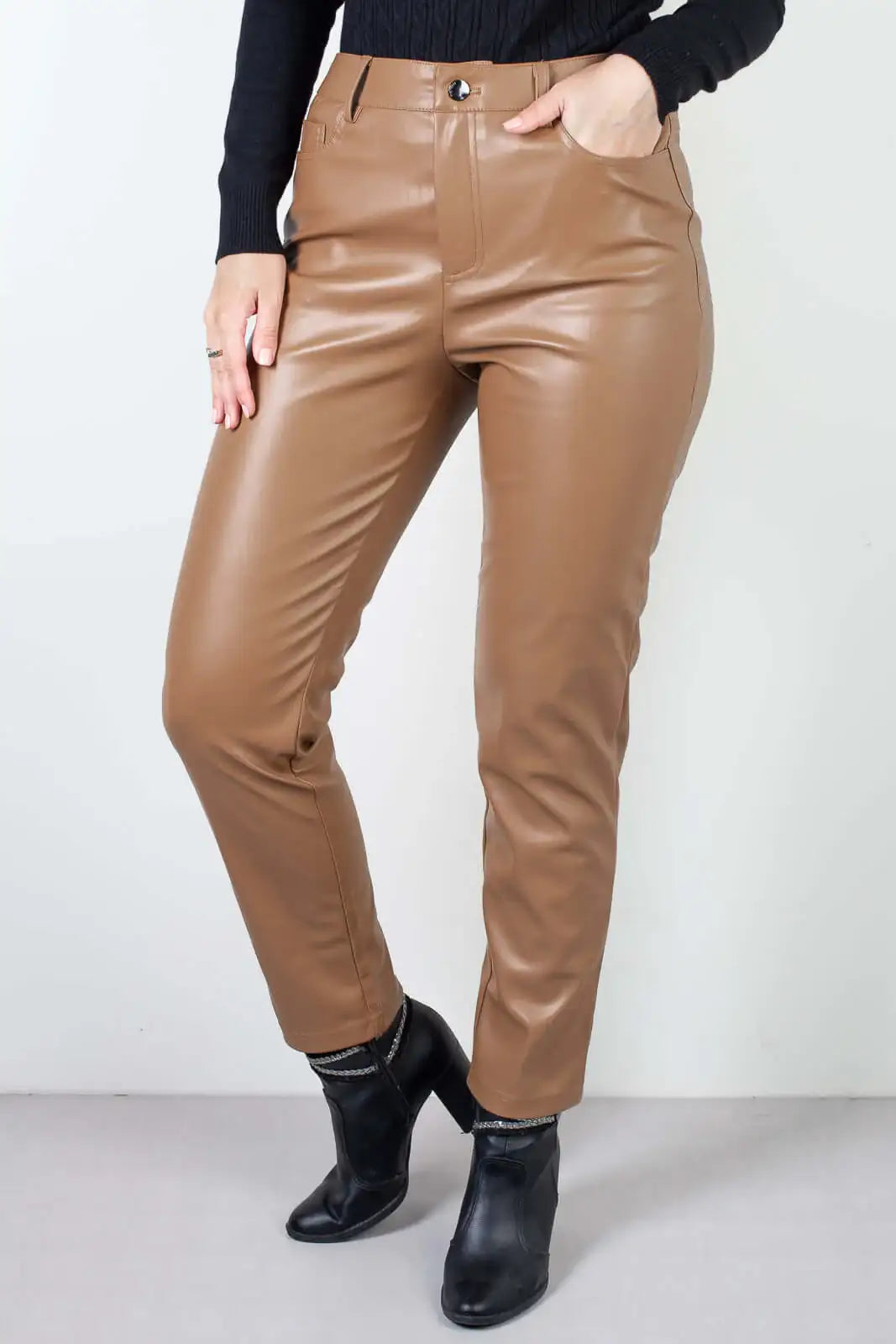 Calça feminina de corino sintético corte reto 80468 - Enluaze