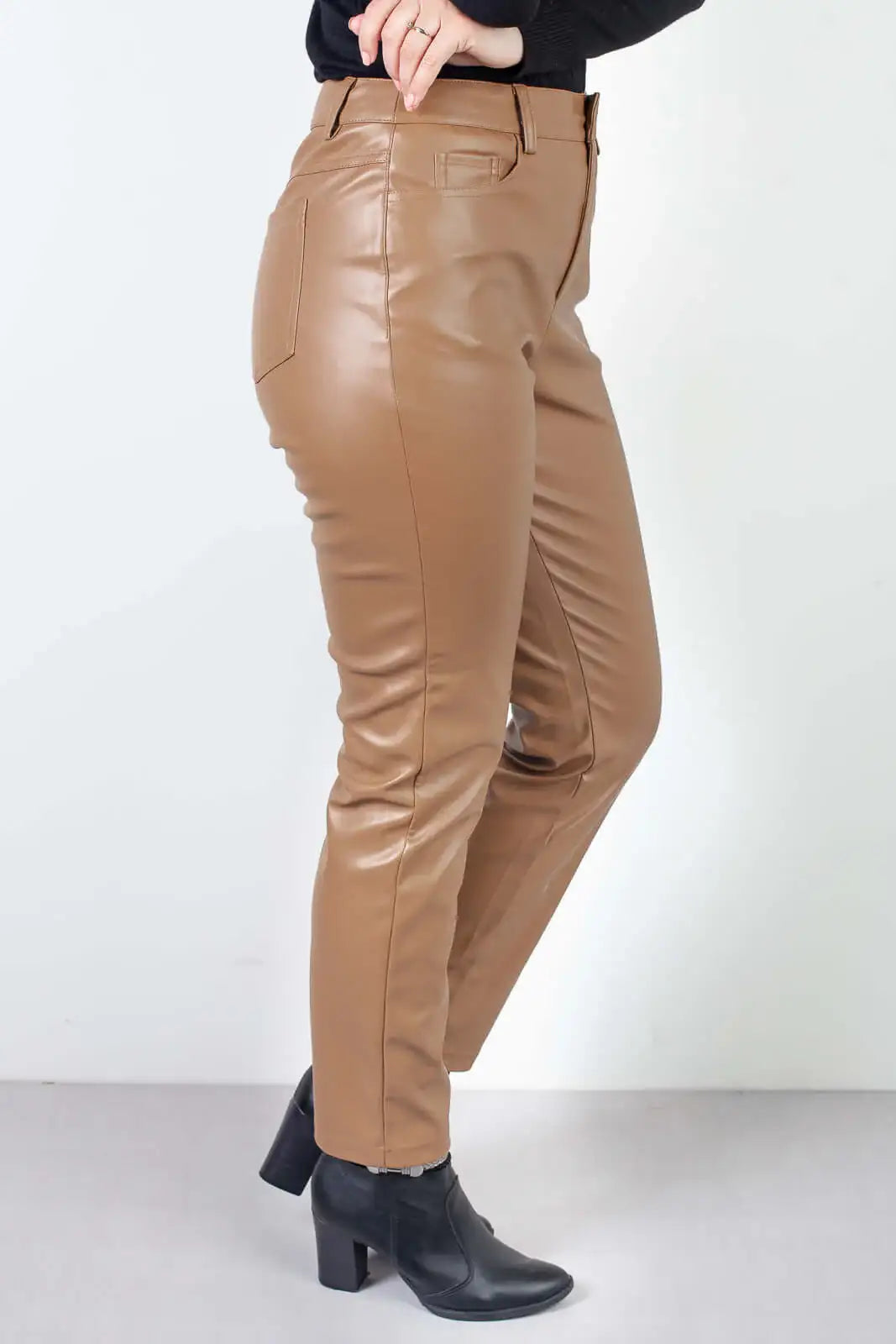 Calça feminina de corino sintético corte reto 80468 - Enluaze