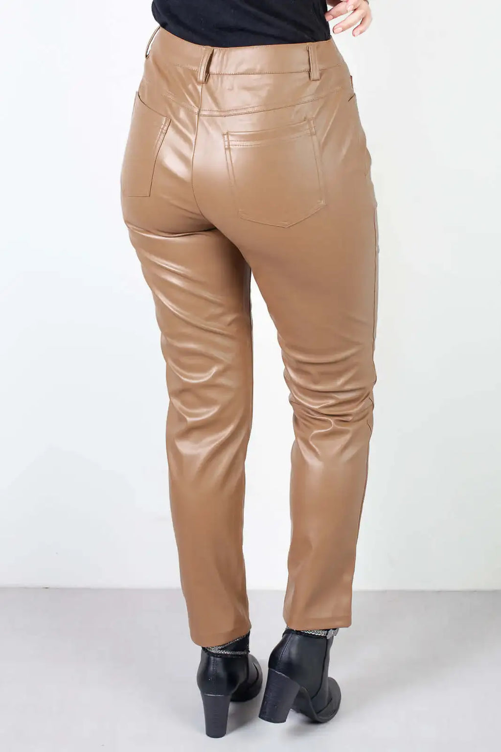 Calça feminina de corino sintético corte reto 80468 - Enluaze