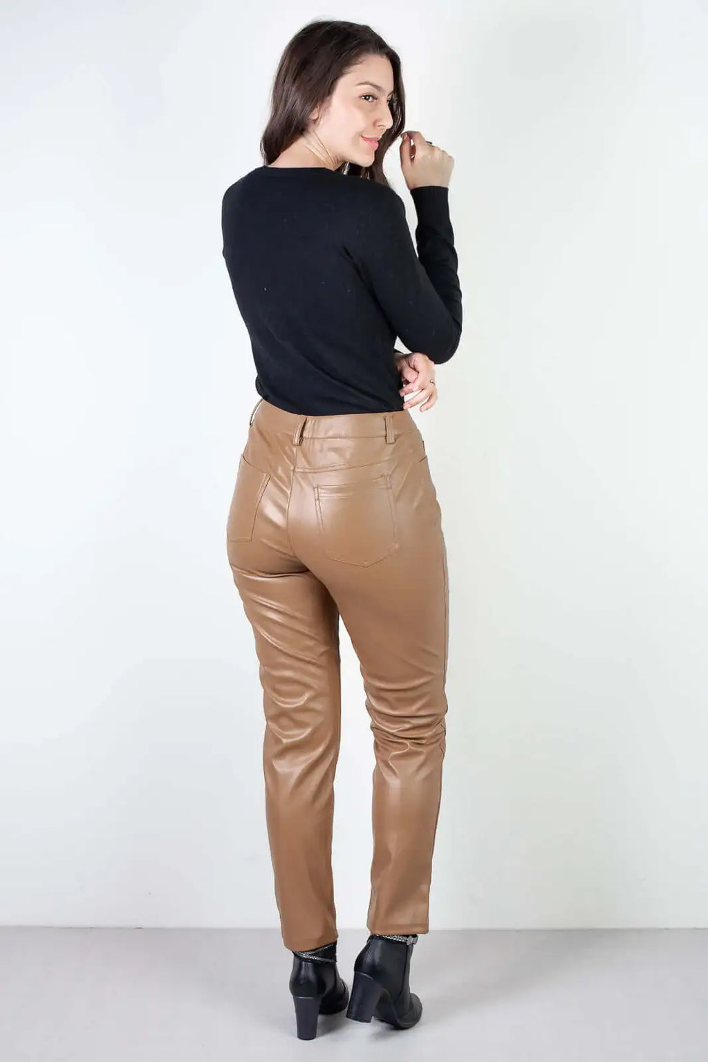 Calça feminina de corino sintético corte reto 80468 - Enluaze