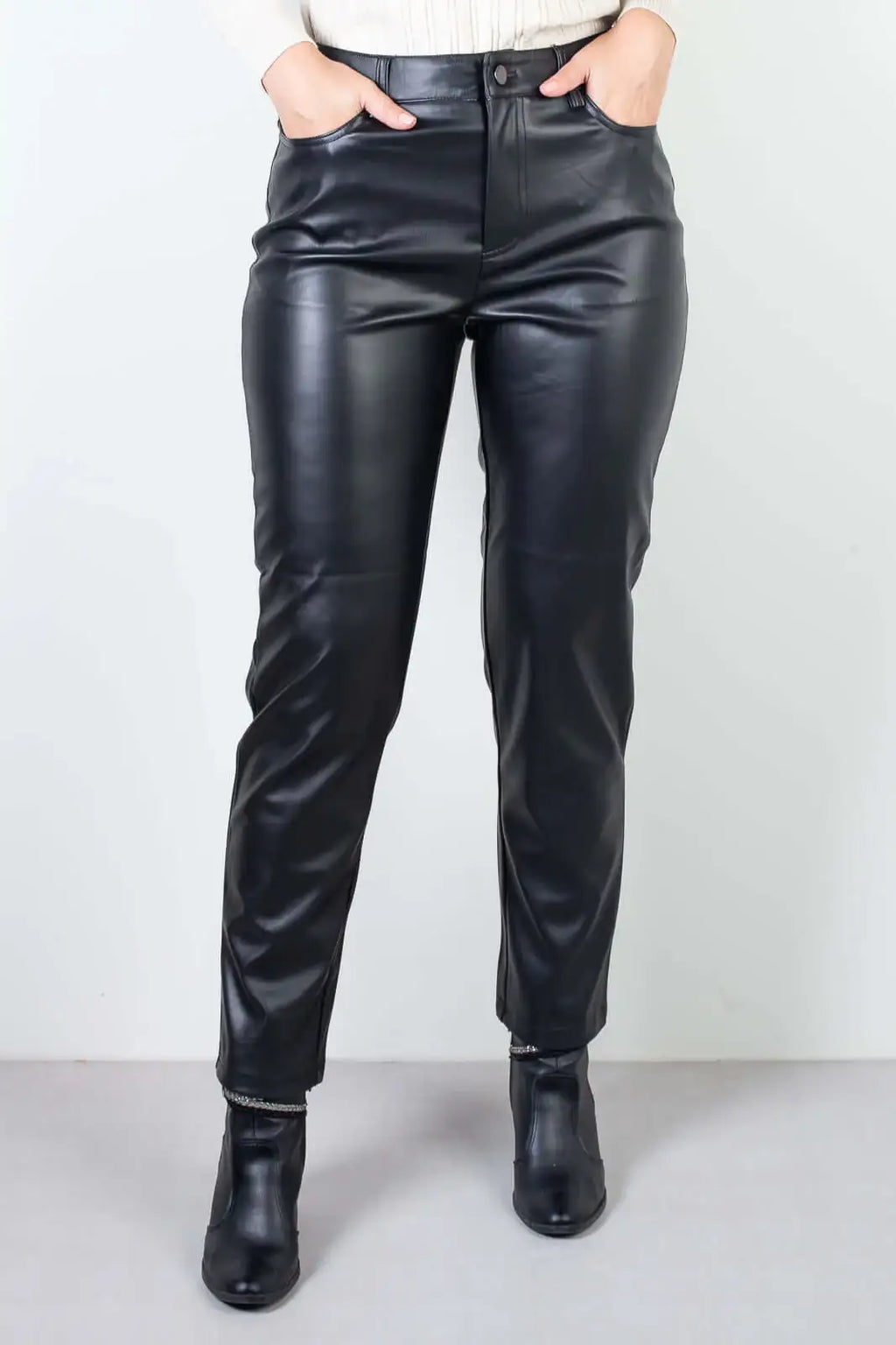 Calça feminina de corino sintético corte reto 80468 - Enluaze