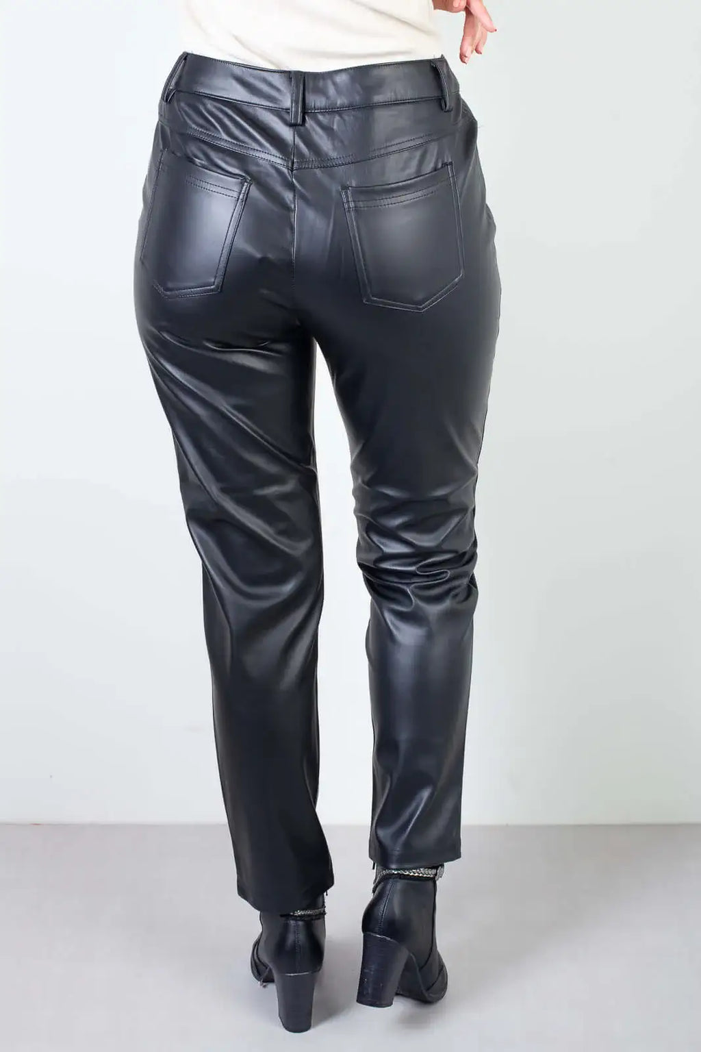 Calça feminina de corino sintético corte reto 80468 - Enluaze