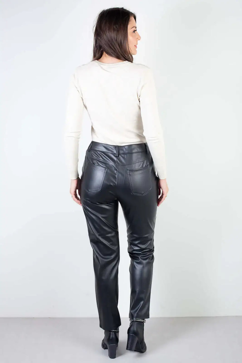 Calça feminina de corino sintético corte reto 80468 - Enluaze