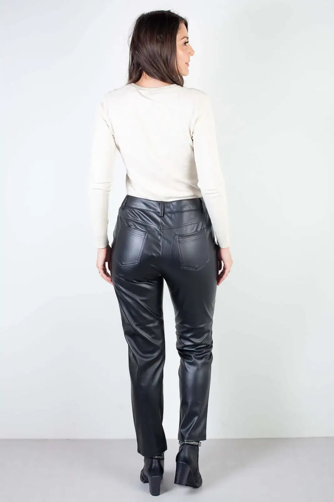 Calça feminina de corino sintético corte reto 80468 - Enluaze