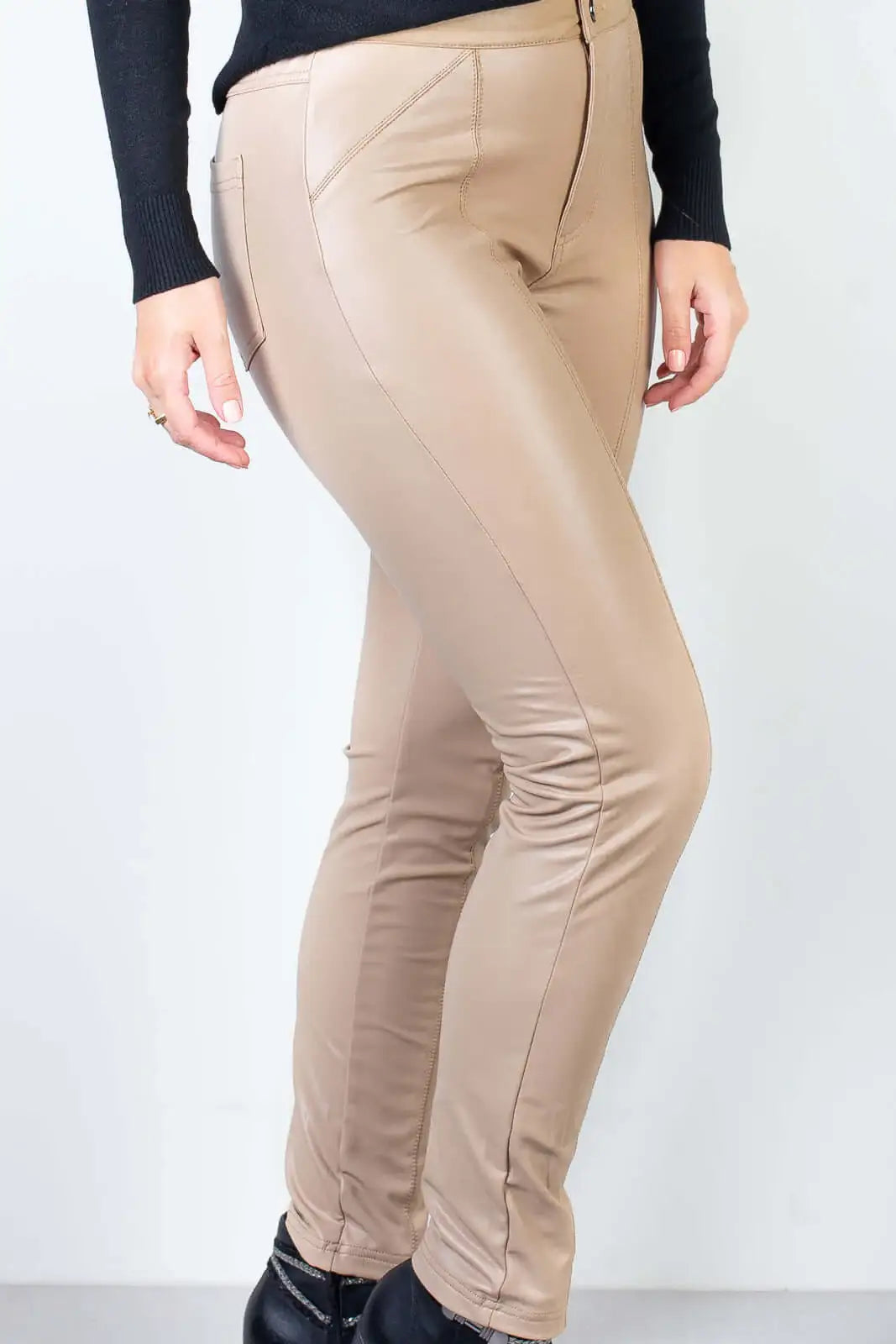 Calça feminina de corino sintético 80471 - Enluaze
