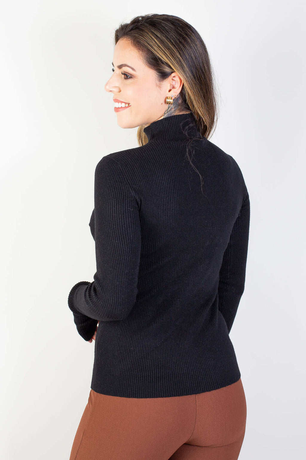 Blusa feminina gola rolê com encaixe para dedo 81142 - Enluaze