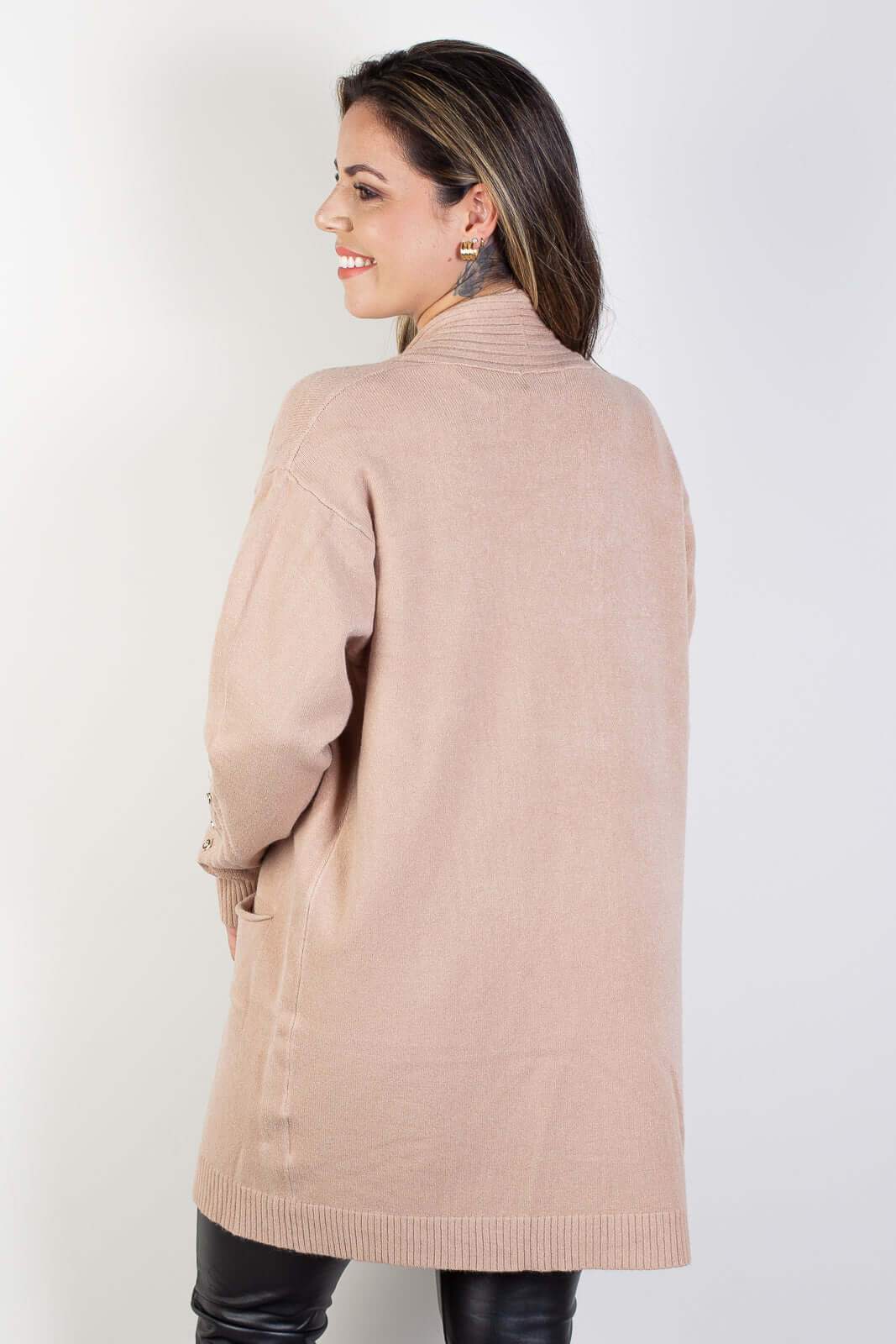 Cardigan alongado bolsos e botões na manga 81213 - Enluaze