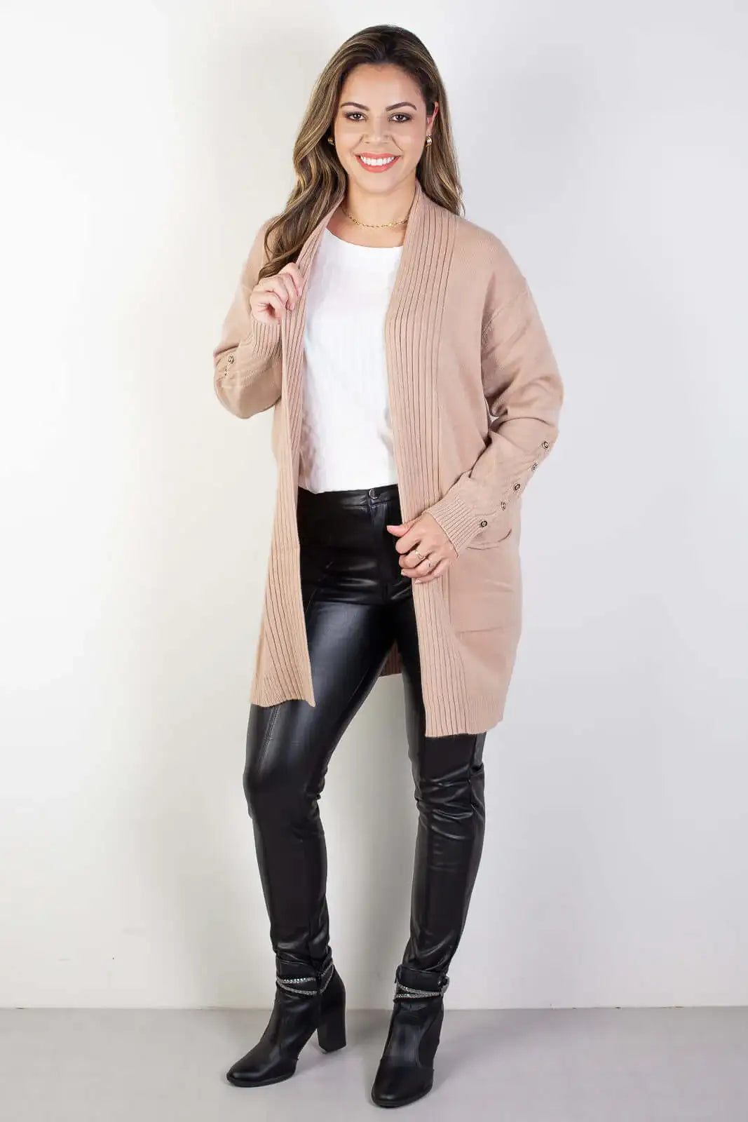 Cardigan alongado bolsos e botões na manga 81213 - Enluaze