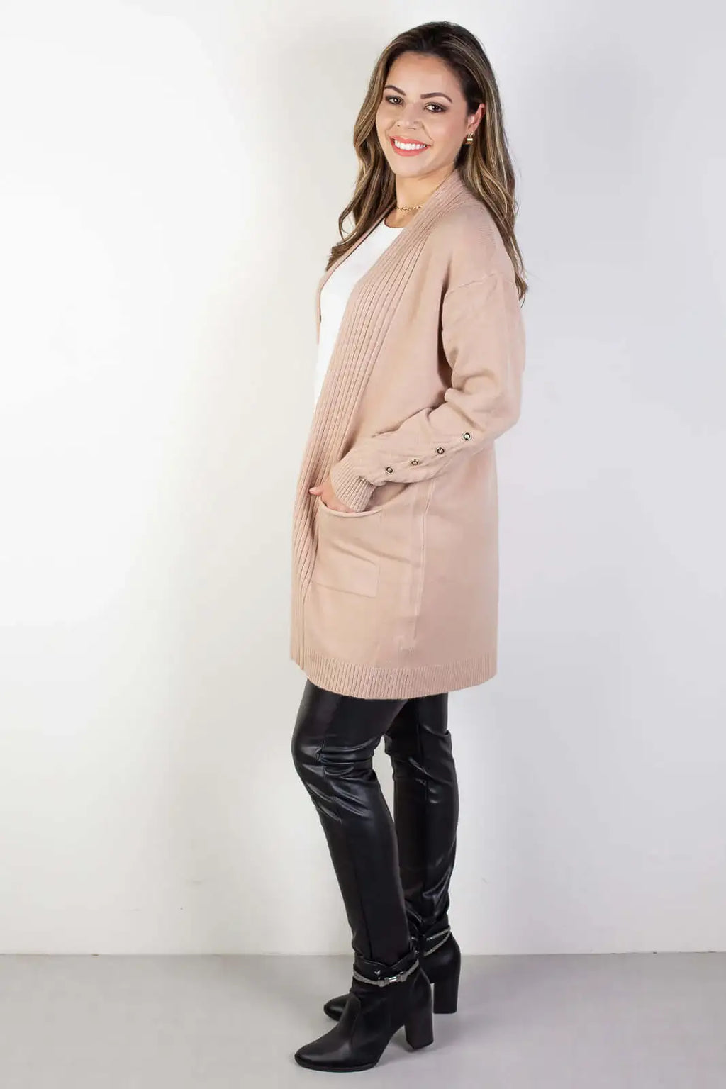 Cardigan alongado bolsos e botões na manga 81213 - Enluaze