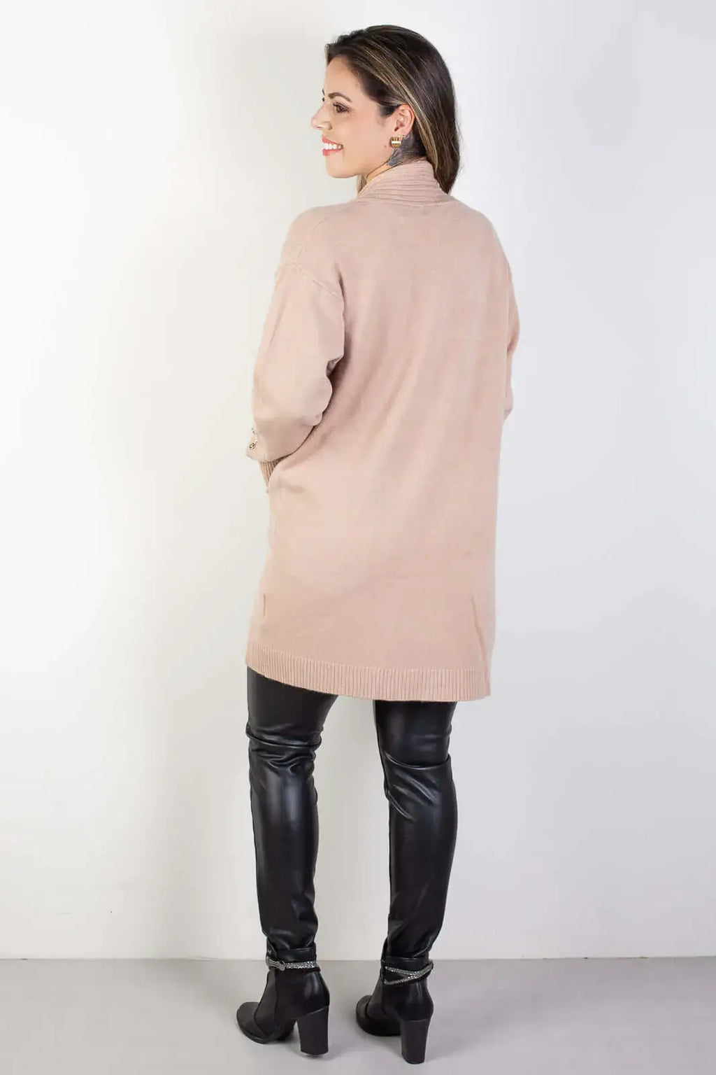 Cardigan alongado bolsos e botões na manga 81213 - Enluaze