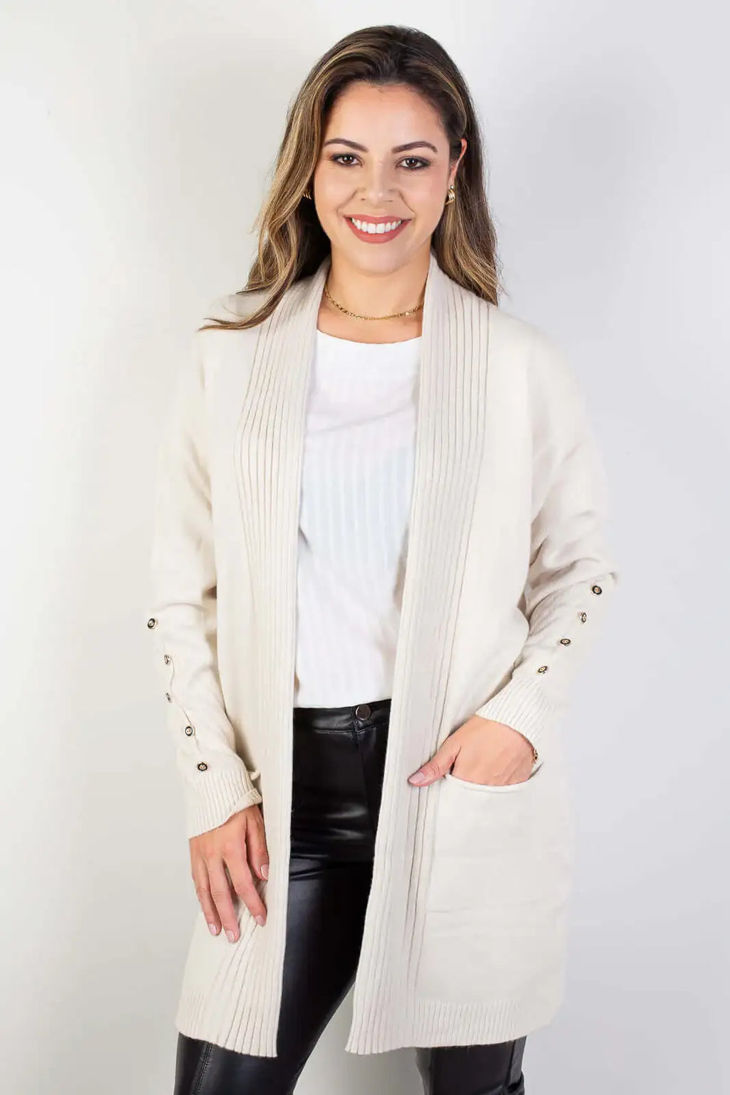 Cardigan alongado bolsos e botões na manga 81213 - Enluaze