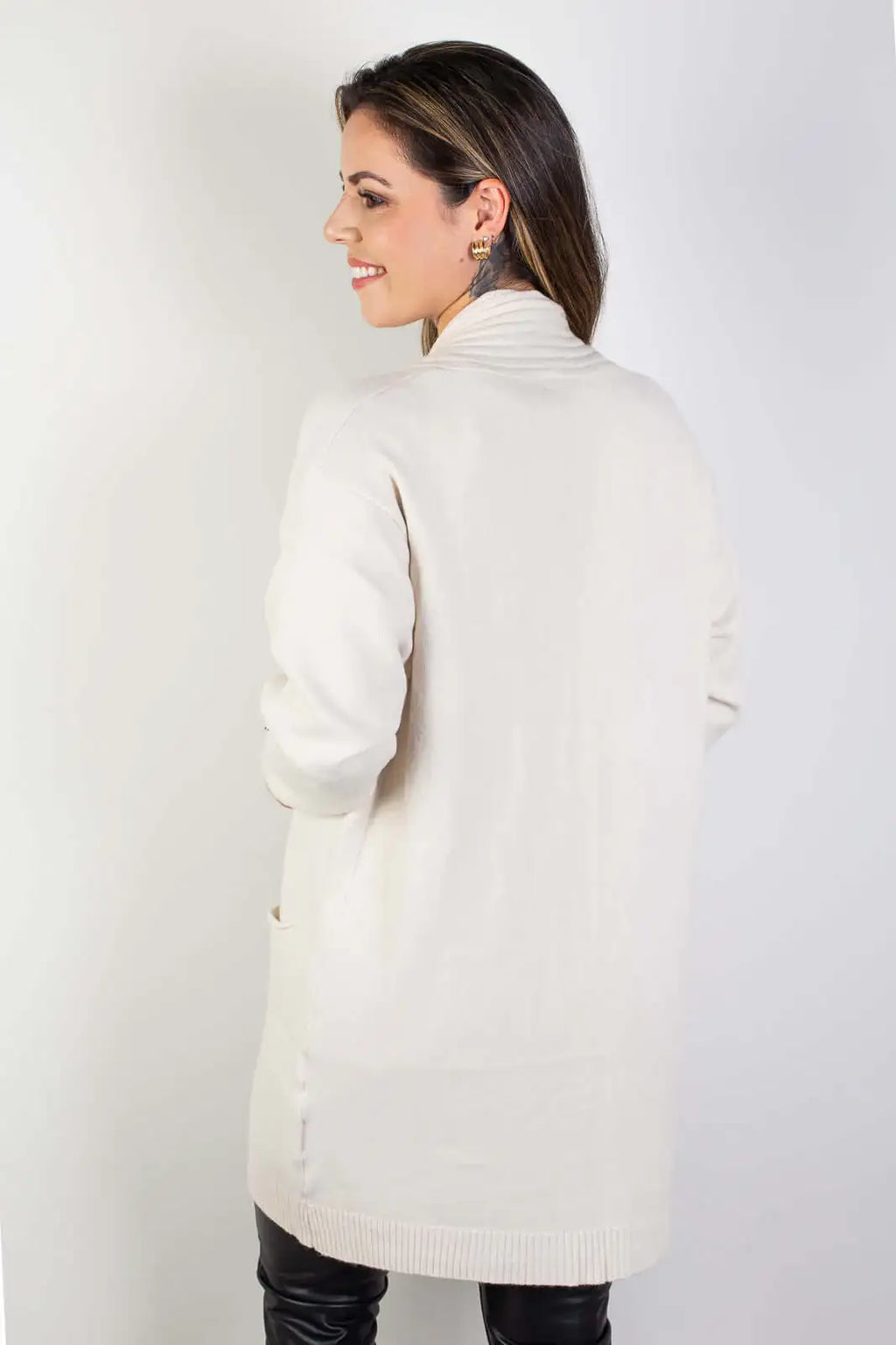 Cardigan alongado bolsos e botões na manga 81213 - Enluaze