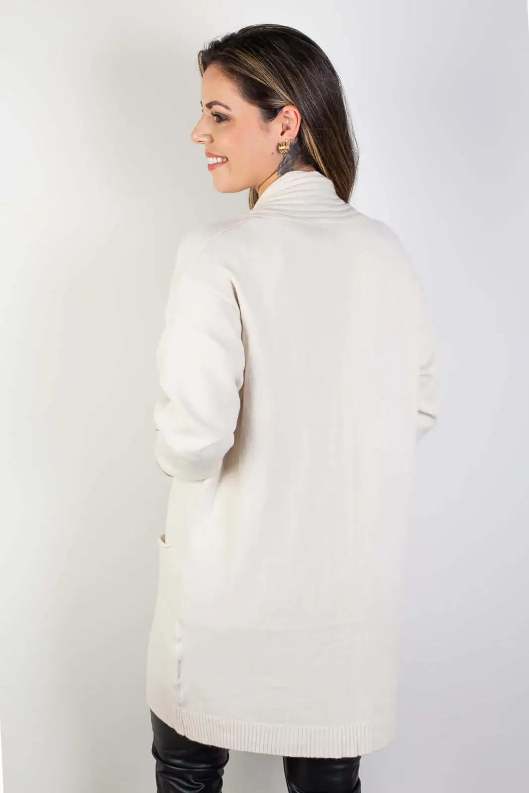 Cardigan alongado bolsos e botões na manga 81213 - Enluaze