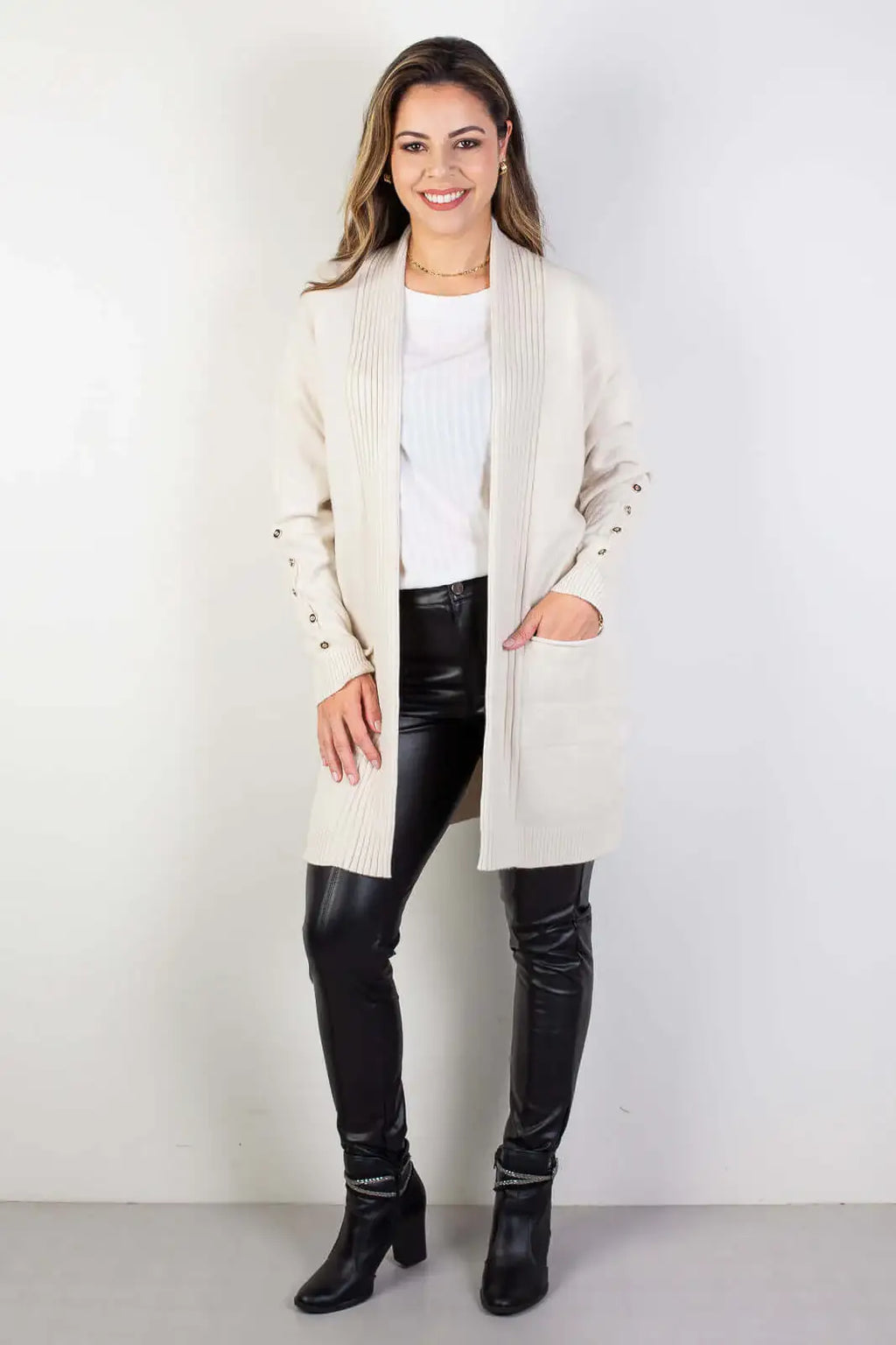 Cardigan alongado bolsos e botões na manga 81213 - Enluaze