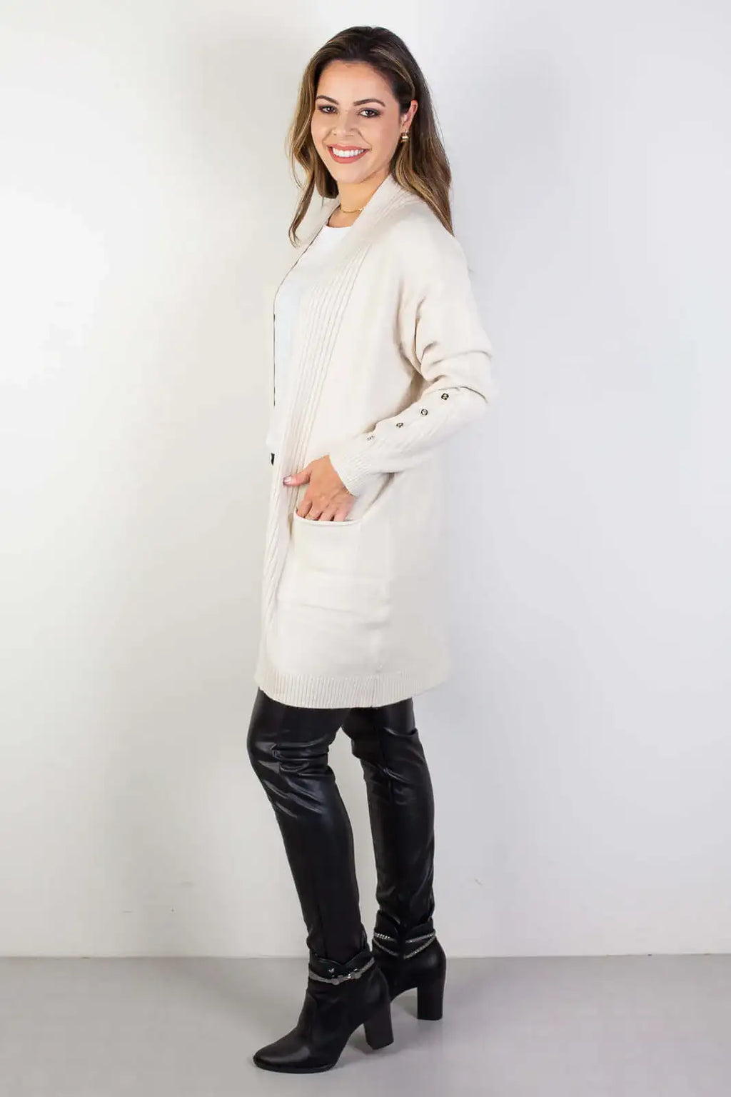 Cardigan alongado bolsos e botões na manga 81213 - Enluaze