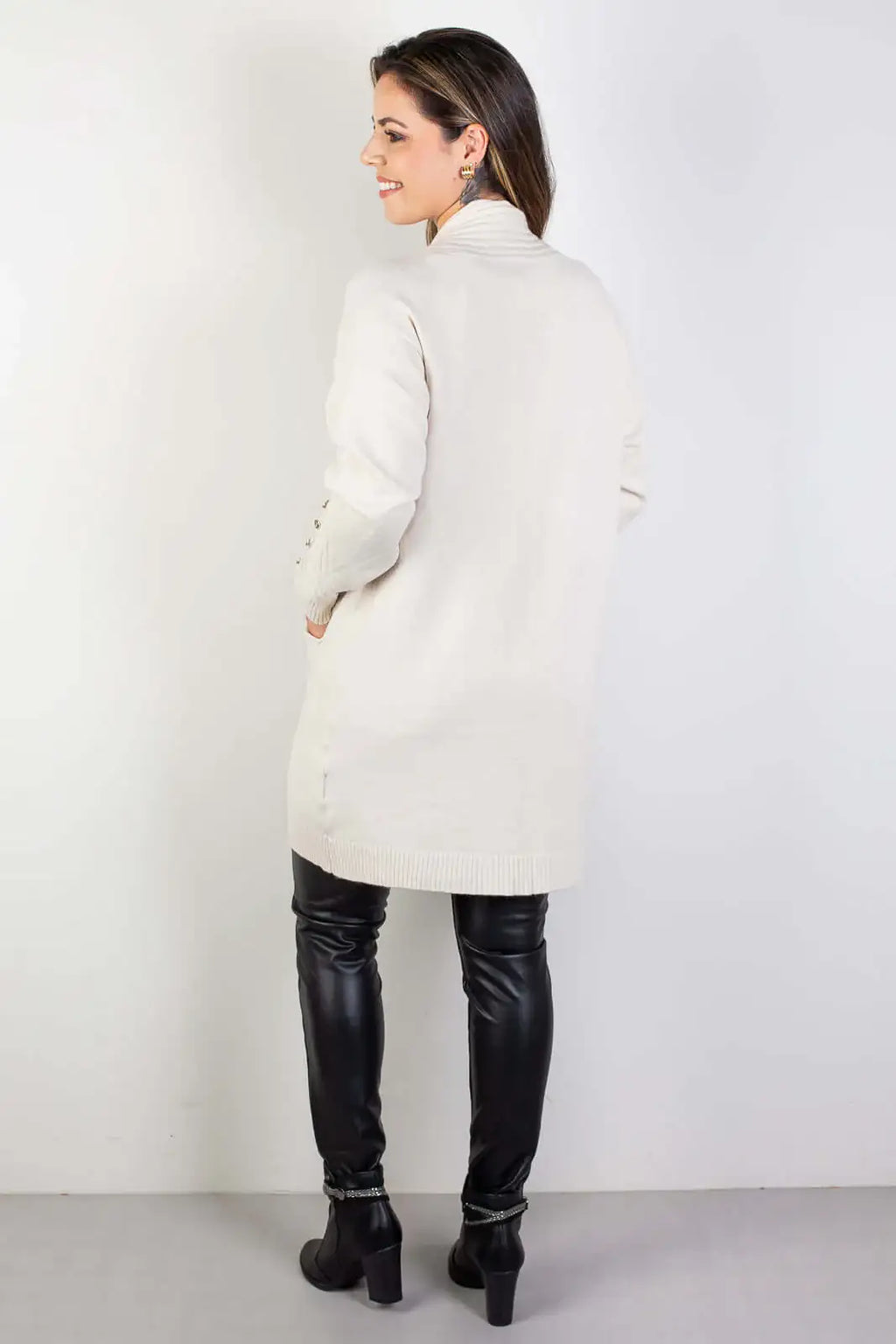 Cardigan alongado bolsos e botões na manga 81213 - Enluaze