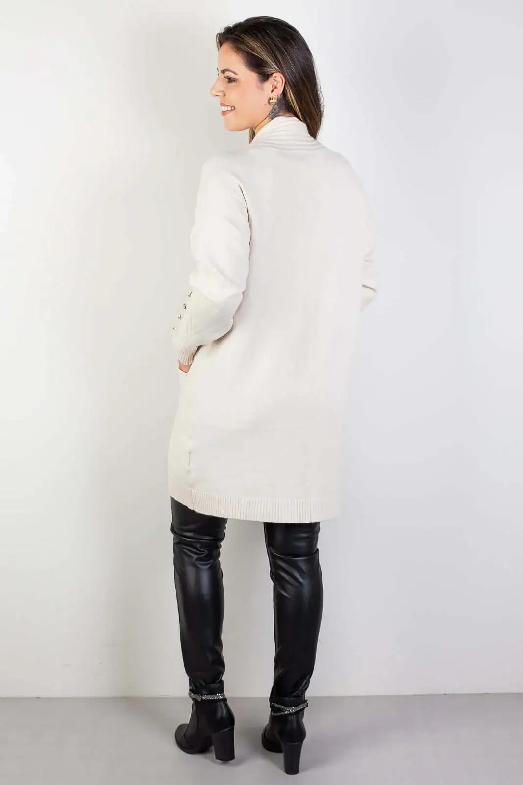 Cardigan alongado bolsos e botões na manga 81213 - Enluaze