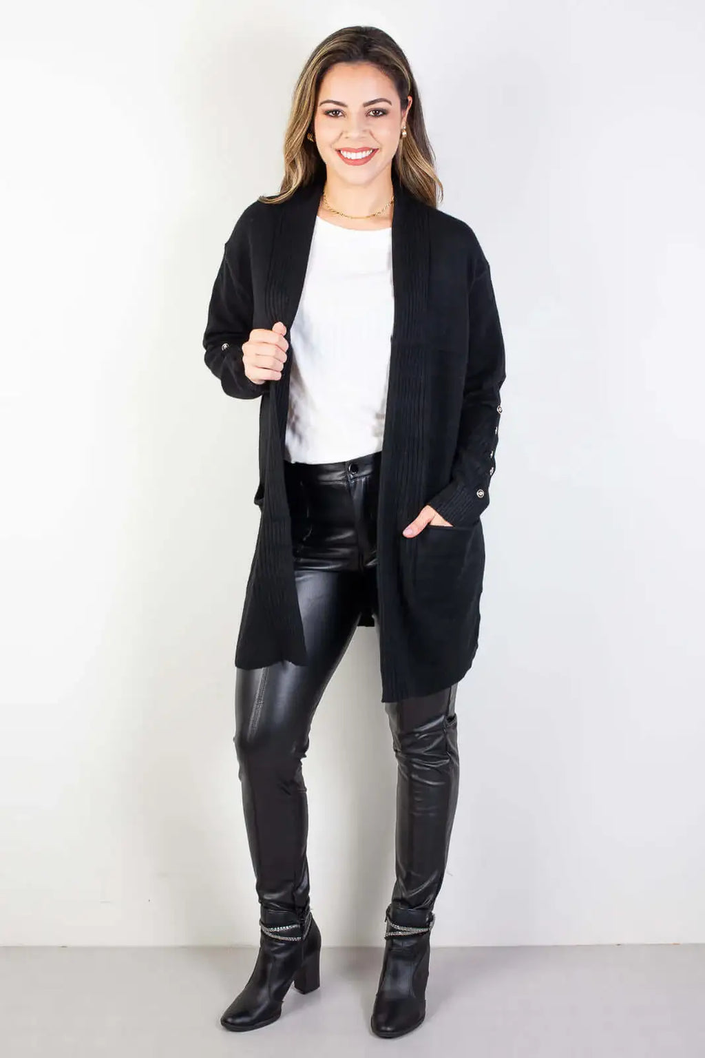 Cardigan alongado bolsos e botões na manga 81213 - Enluaze