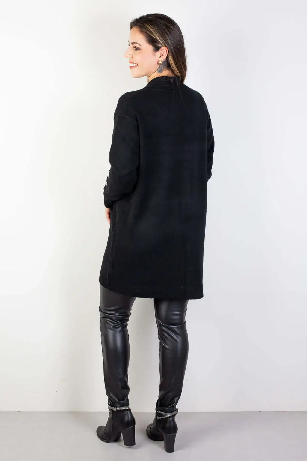 Cardigan alongado bolsos e botões na manga 81213 - Enluaze