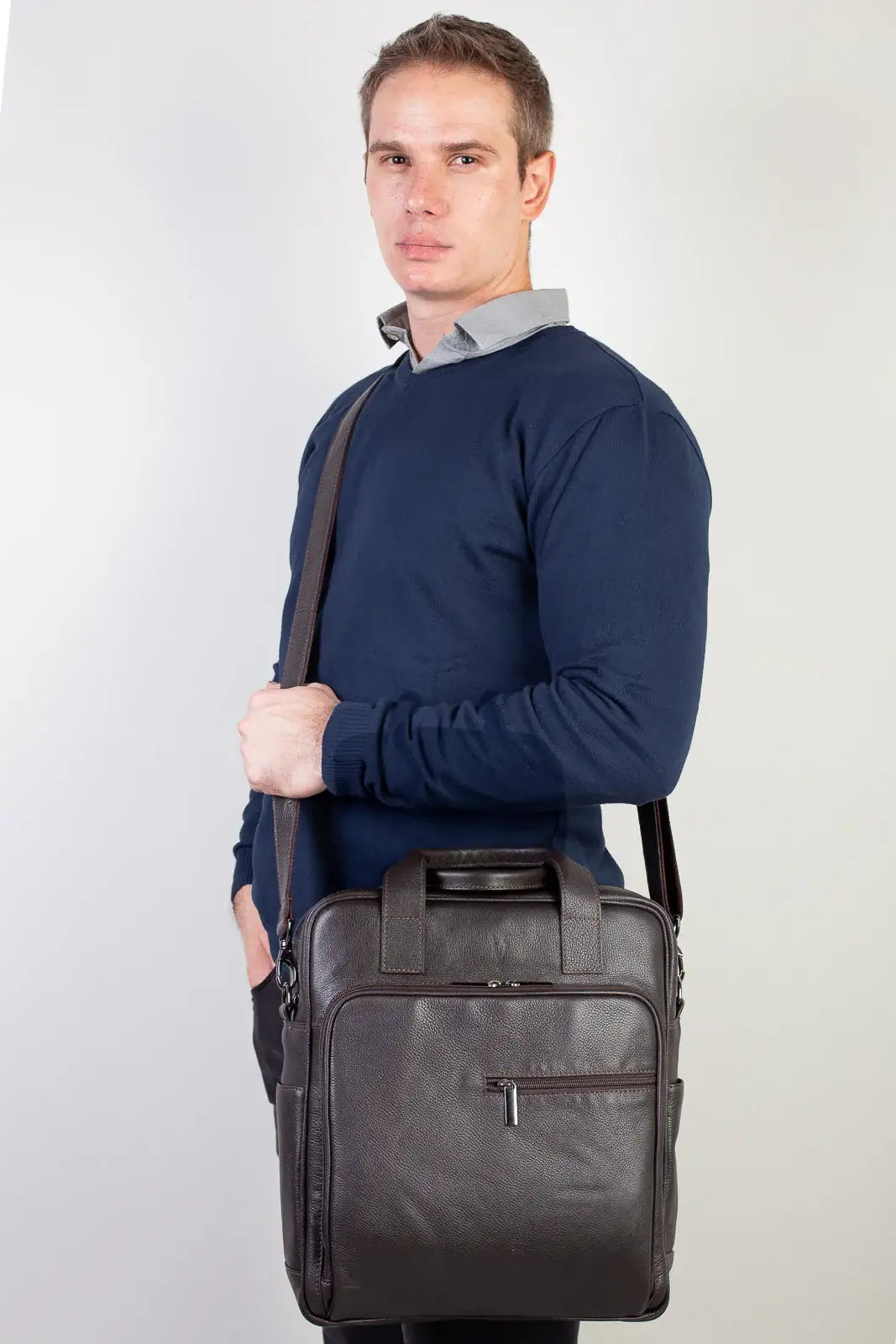 Pasta transversal de couro com alça Bernardo - Enluaze