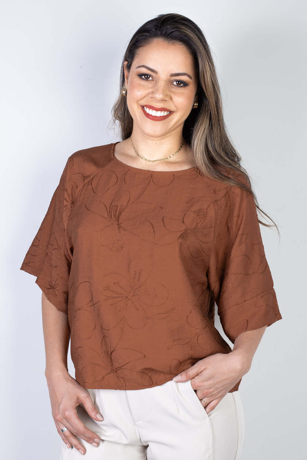 Blusa feminina manga 7/8 bordada 51111 - Enluaze
