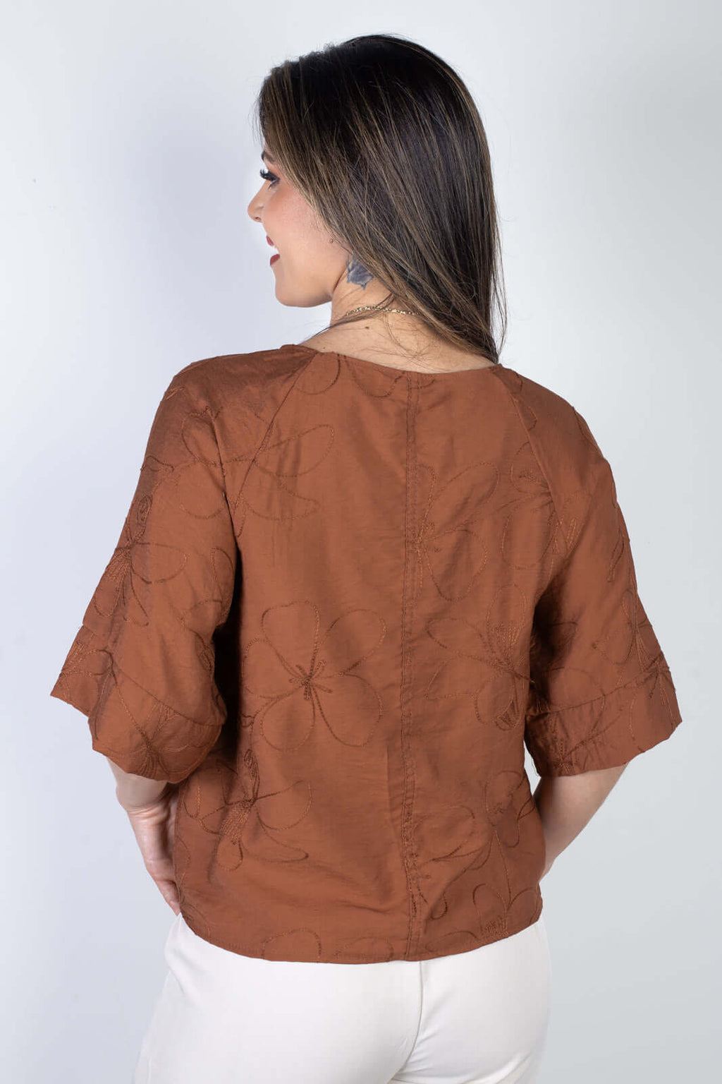 Blusa feminina manga 7/8 bordada 51111 - Enluaze