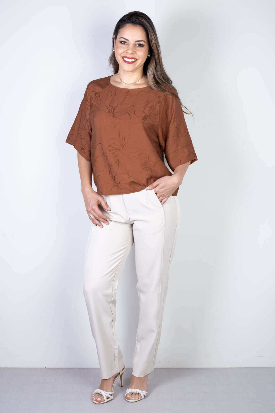 Blusa feminina manga 7/8 bordada 51111 - Enluaze