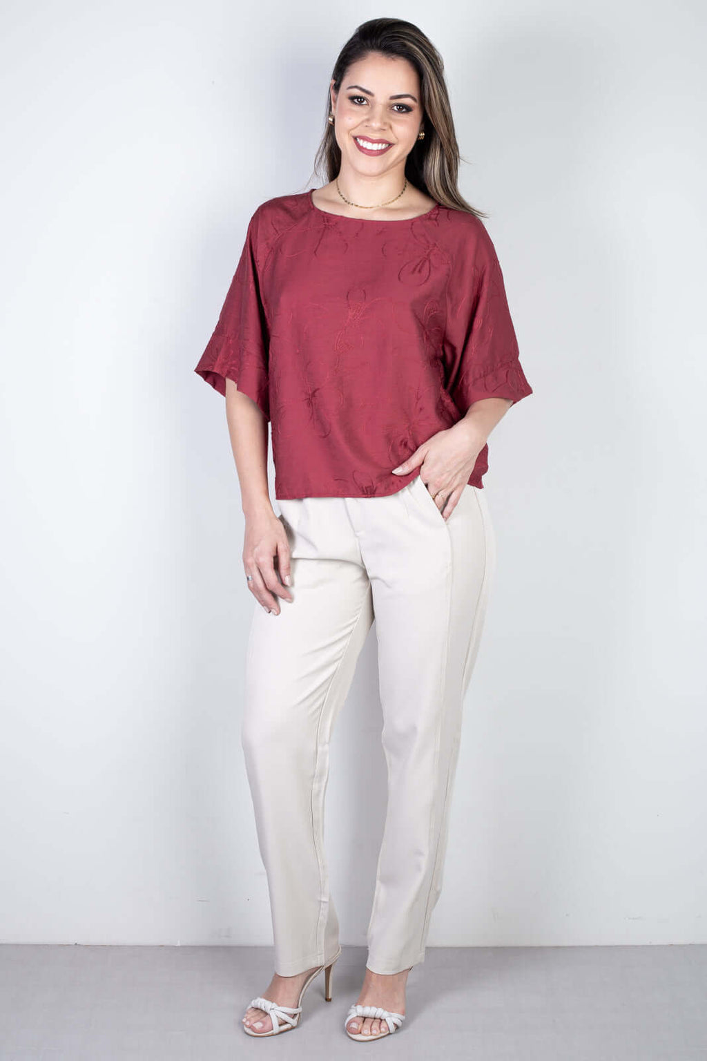 Blusa feminina manga 7/8 bordada 51111 - Enluaze