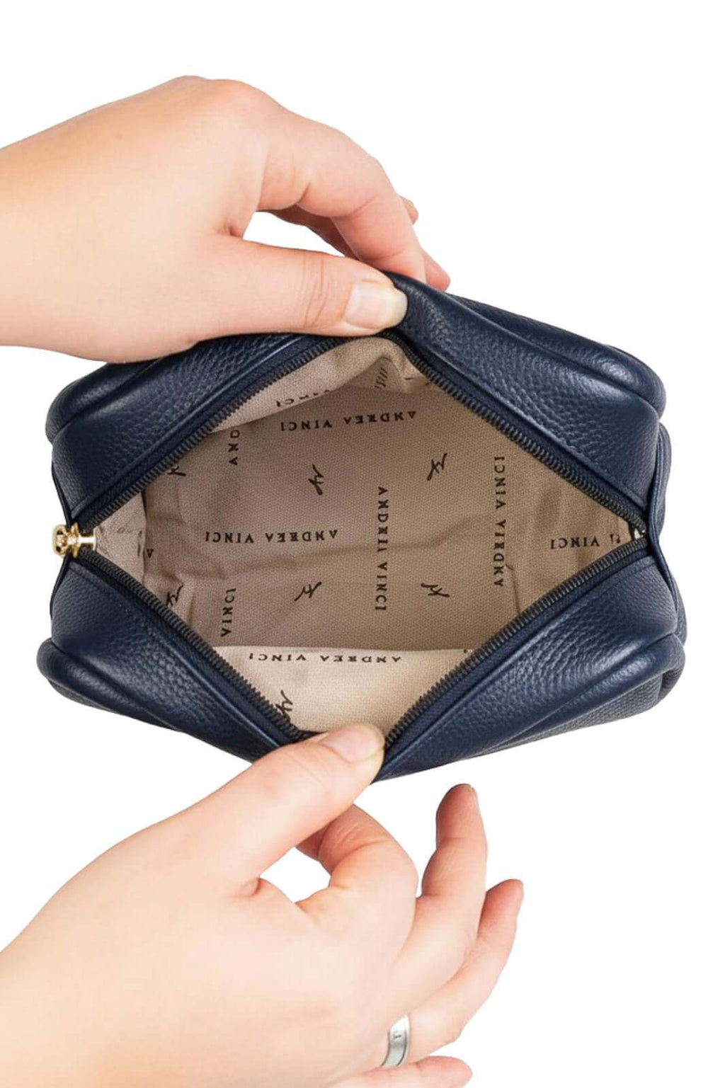 Necessaire de couro liso Dara 14x18x9cm - Enluaze