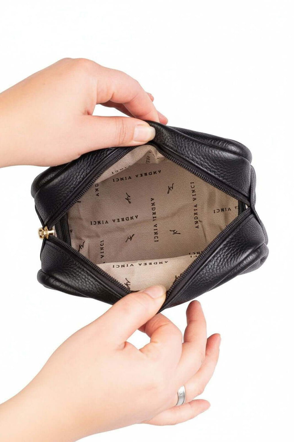 Necessaire de couro liso Dara 14x18x9cm - Enluaze