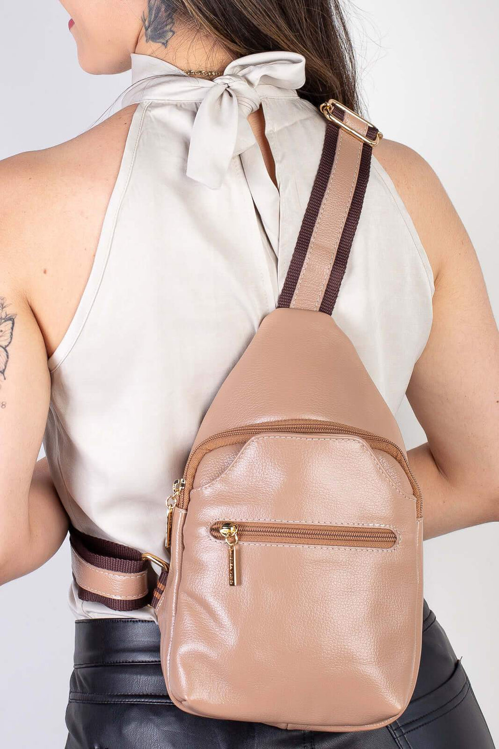 Mini mochila feminina transversal de couro liso Jenny - Enluaze