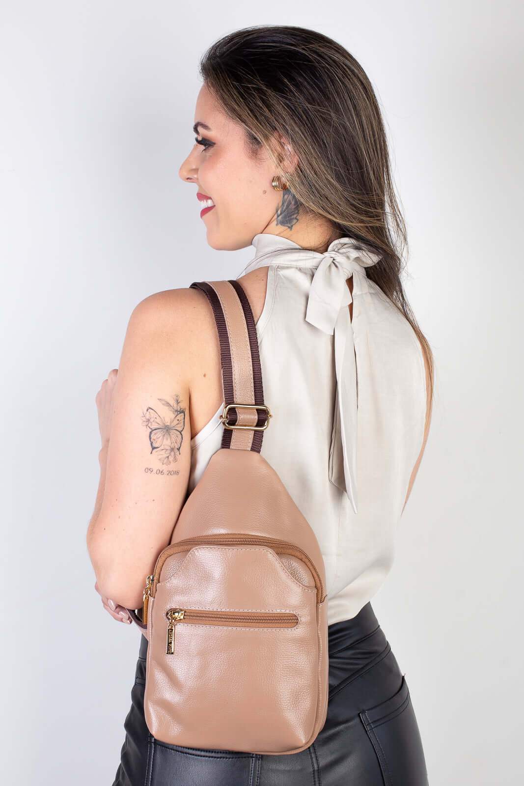 Mini mochila feminina transversal de couro liso Jenny - Enluaze