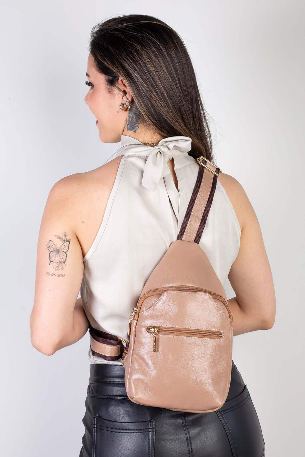 Mini mochila feminina transversal de couro liso Jenny - Enluaze