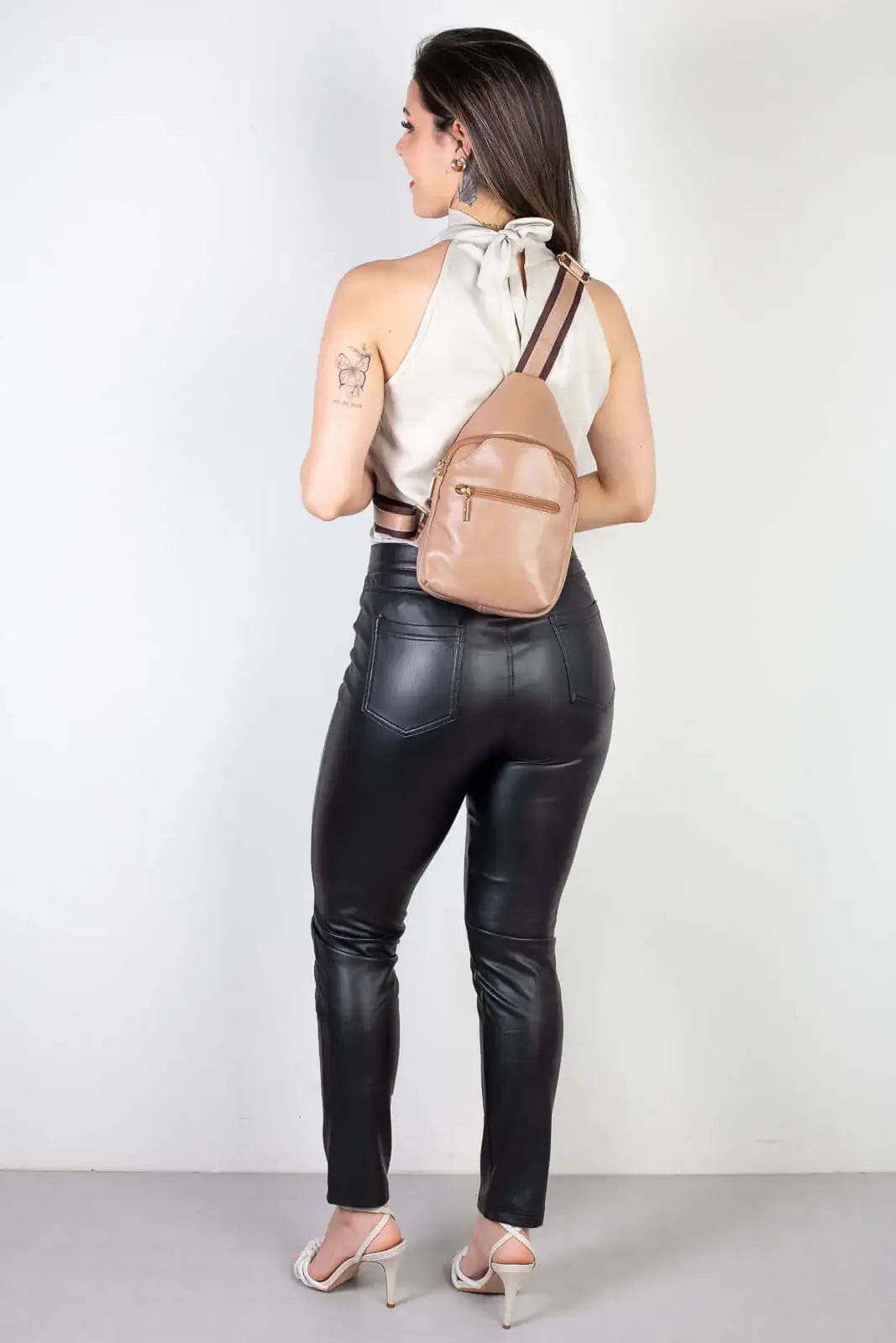 Mini mochila feminina transversal de couro liso Jenny - Enluaze