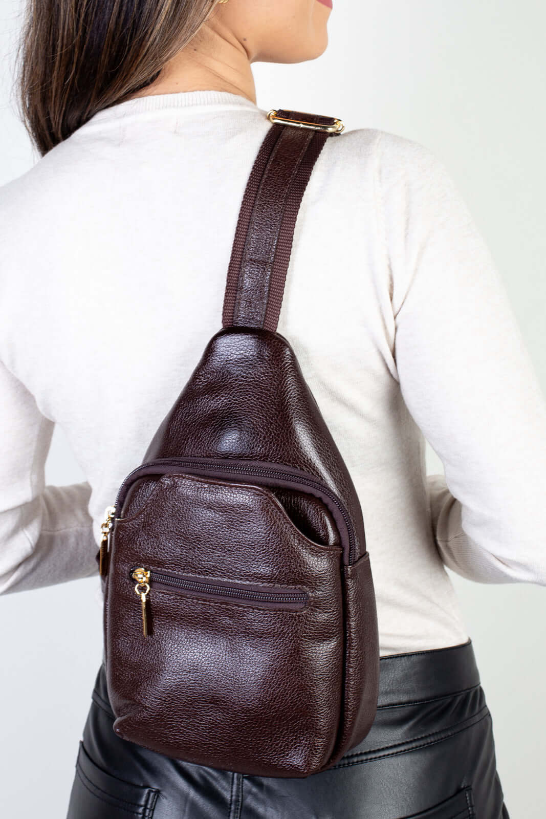 Mini mochila feminina transversal de couro liso Jenny - Enluaze