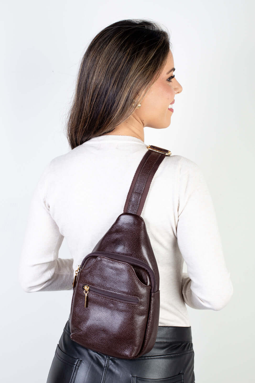 Mini mochila feminina transversal de couro liso Jenny - Enluaze