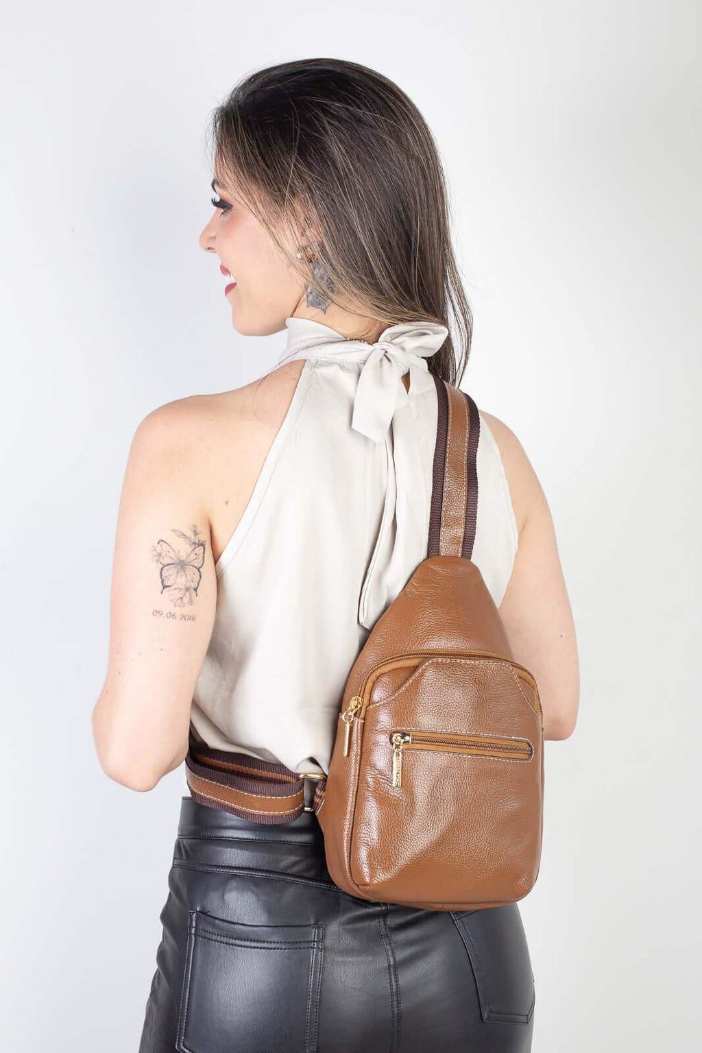 Mini mochila feminina transversal de couro liso Jenny - Enluaze