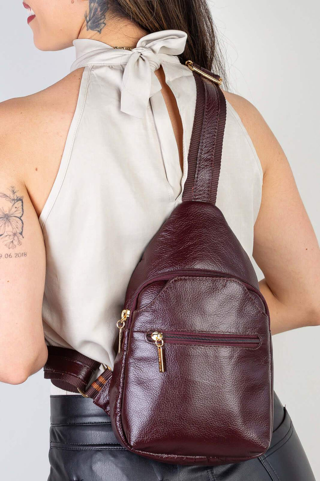 Mini mochila feminina transversal de couro liso Jenny - Enluaze