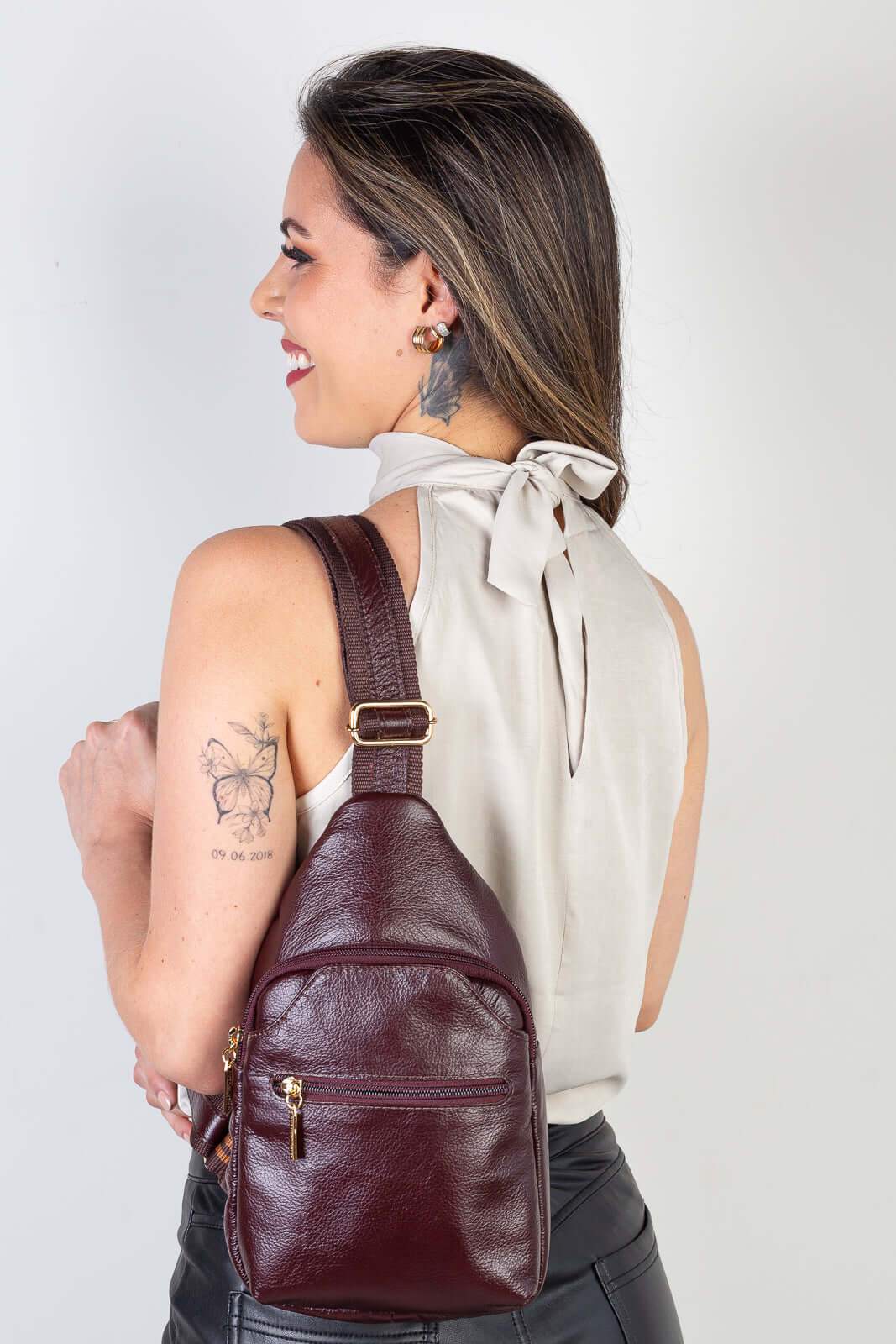 Mini mochila feminina transversal de couro liso Jenny - Enluaze